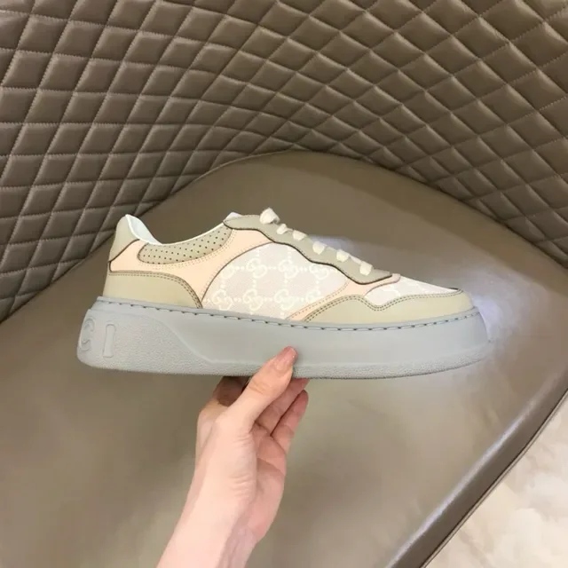 Gucci Screener GG Monogram Beige Rose vert sauge baskets lifestyle 7