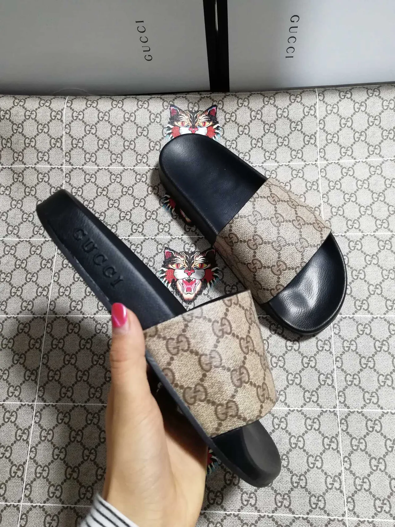 Gucci Screener GG Supreme Beige and Black Slippers 2
