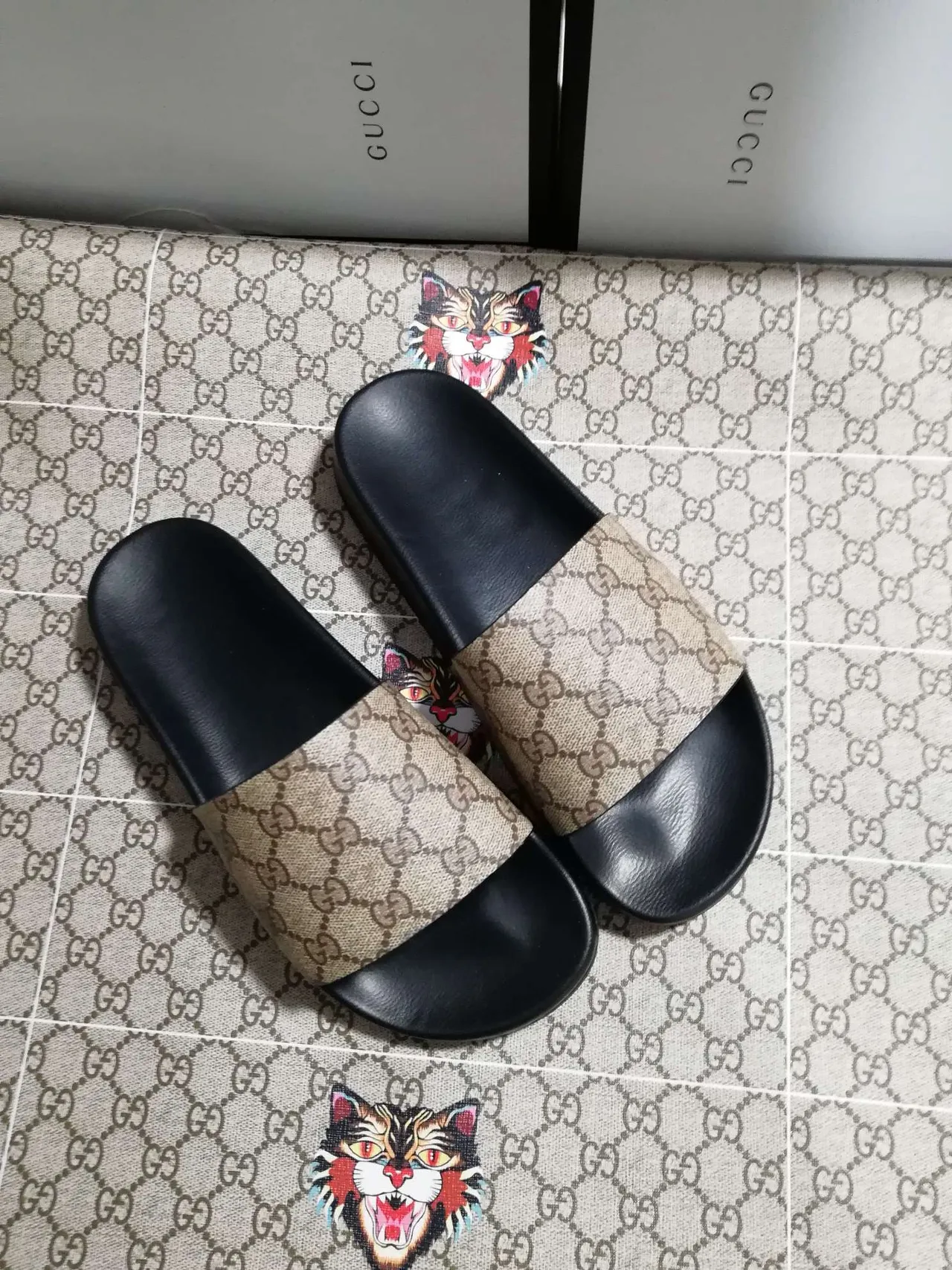 Gucci Screener GG Supreme Beige and Black Slippers 3