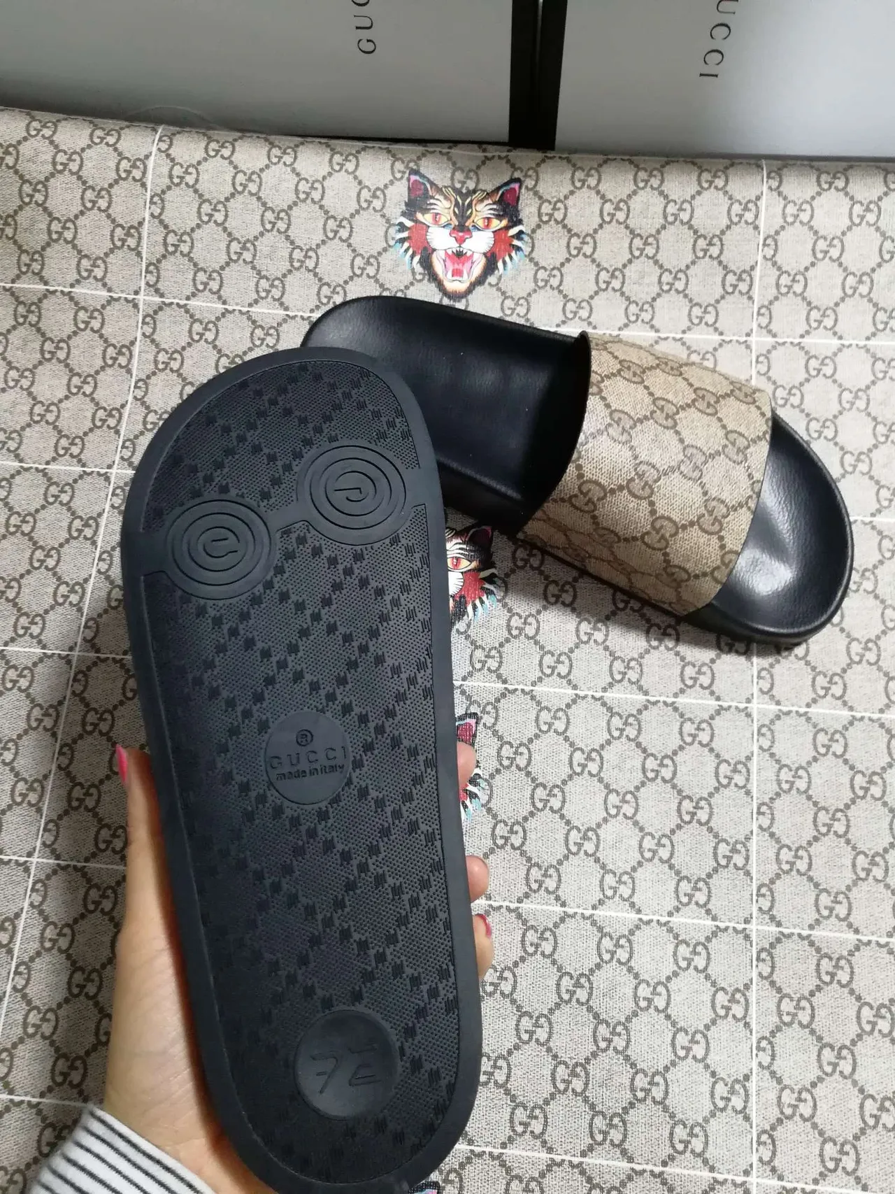 Gucci Screener GG Supreme Beige and Black Slippers 4
