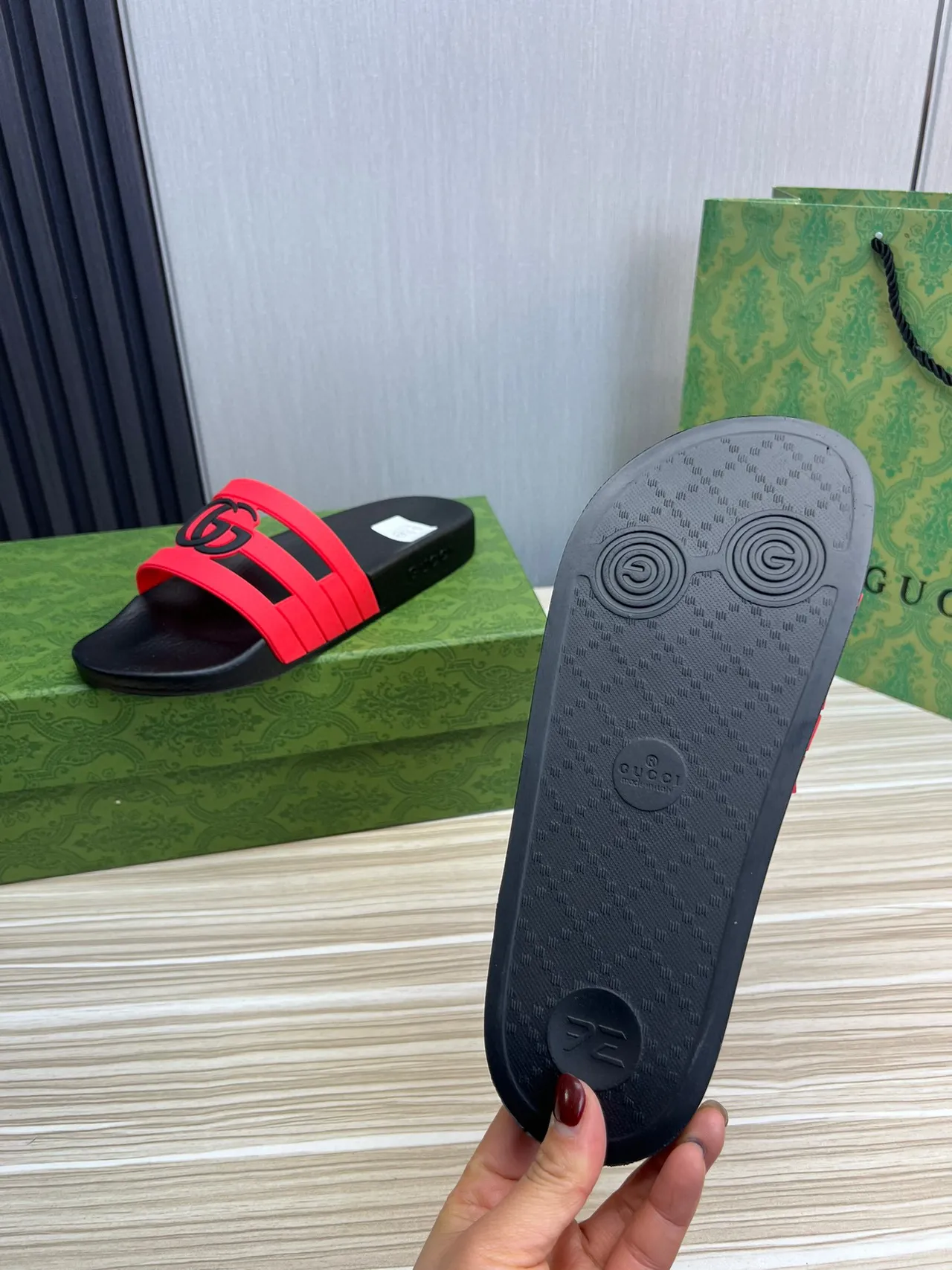 Gucci Screener Interlocking G Slides vermelho e preto 2
