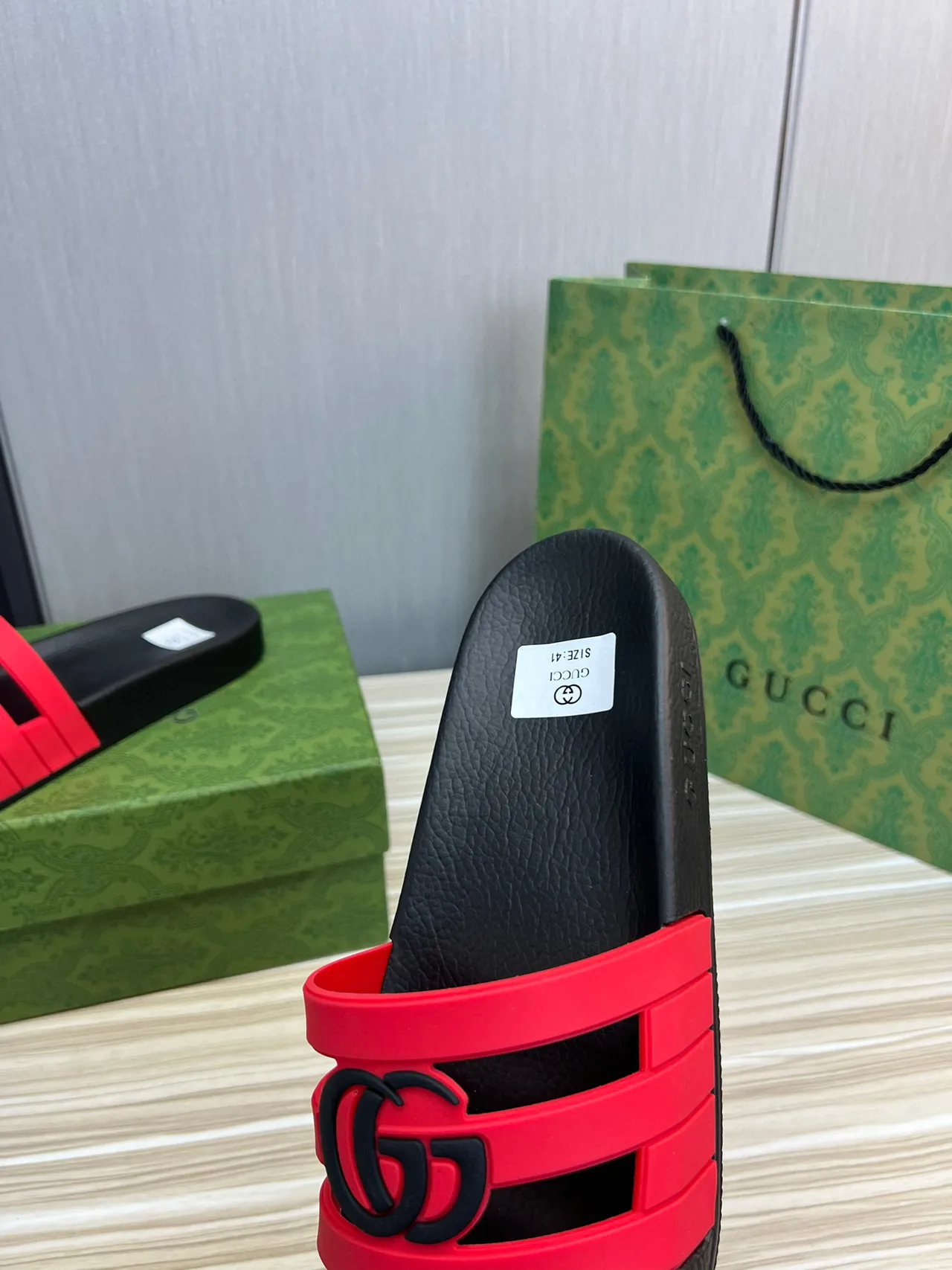 Gucci Screener Interlocking G Slides vermelho e preto 3