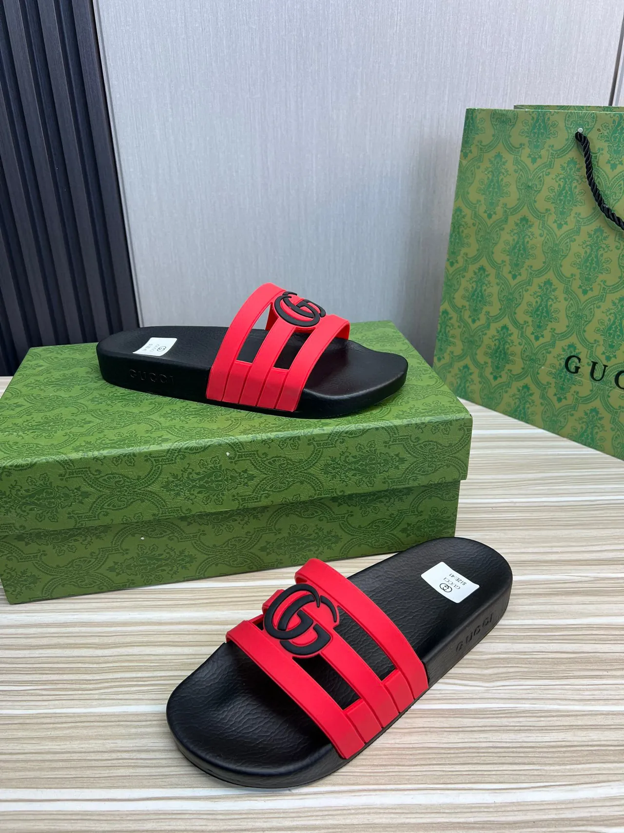 Gucci Screener Interlocking G Slides vermelho e preto 7