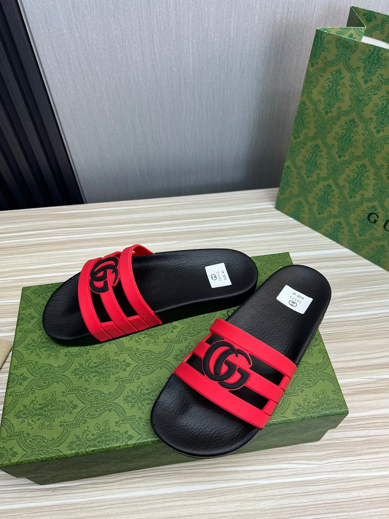 Gucci Screener Interlocking G Slides vermelho e preto 8