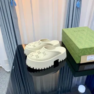 Gucci Screener Off-White Perforado Monograma Plataforma Zapatillas