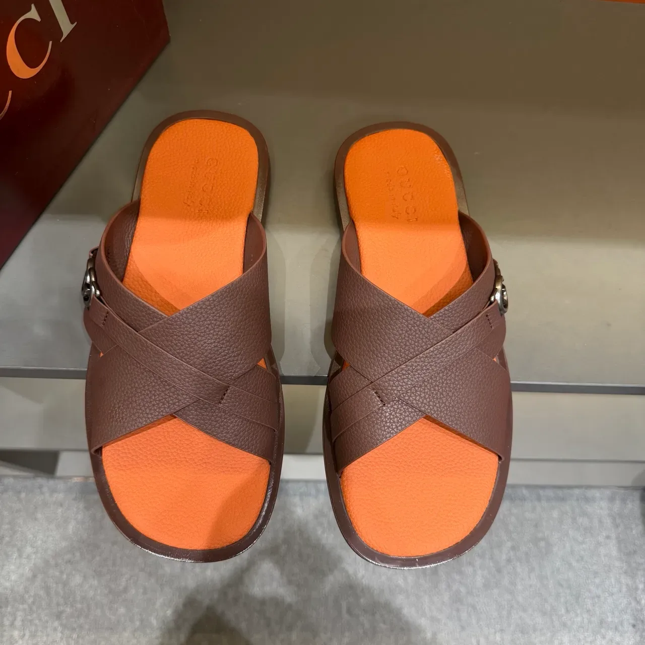 Gucci Screener স্লাইড স্যান্ডেল ক্রিসক্রস স্ট্র্যাপ মেটাল বাকেল স্লিপার্স 2
