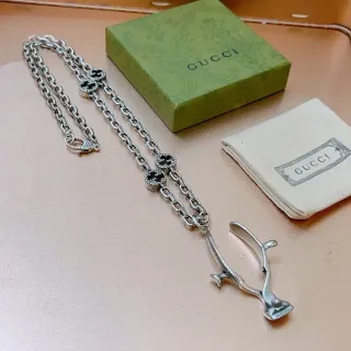Gucci রূপালী কালো অক্সিডাইজড চেইন স্কাল্পচারাল ক্ল্যাশপ-শেপ পেন্ডেন্ট নেকলেস
