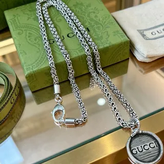Gucci সিলভার বাইজান্টাইন-লিঙ্ক চেইন বৃত্তাকার খোদাই করা মেডালিয়ন পেন্ডেন্ট হার