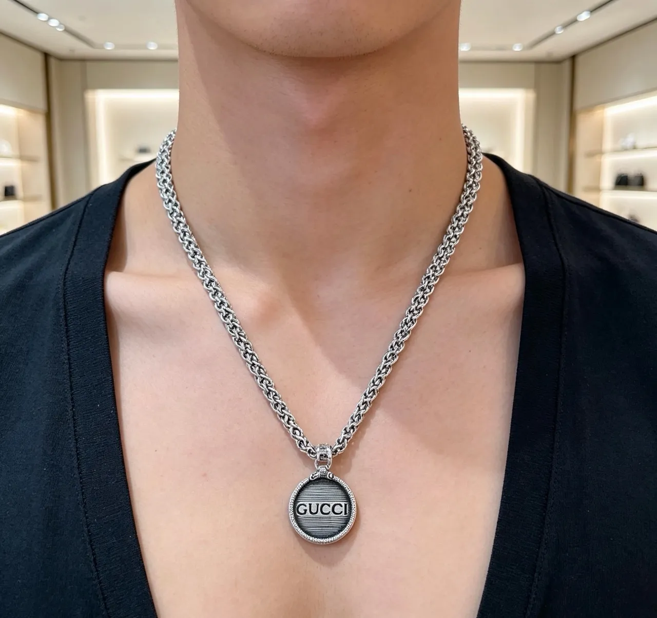 قلادة Gucci سلفر بيزنطين لينك سلسلة دائرية منحوتة ميداليون 2