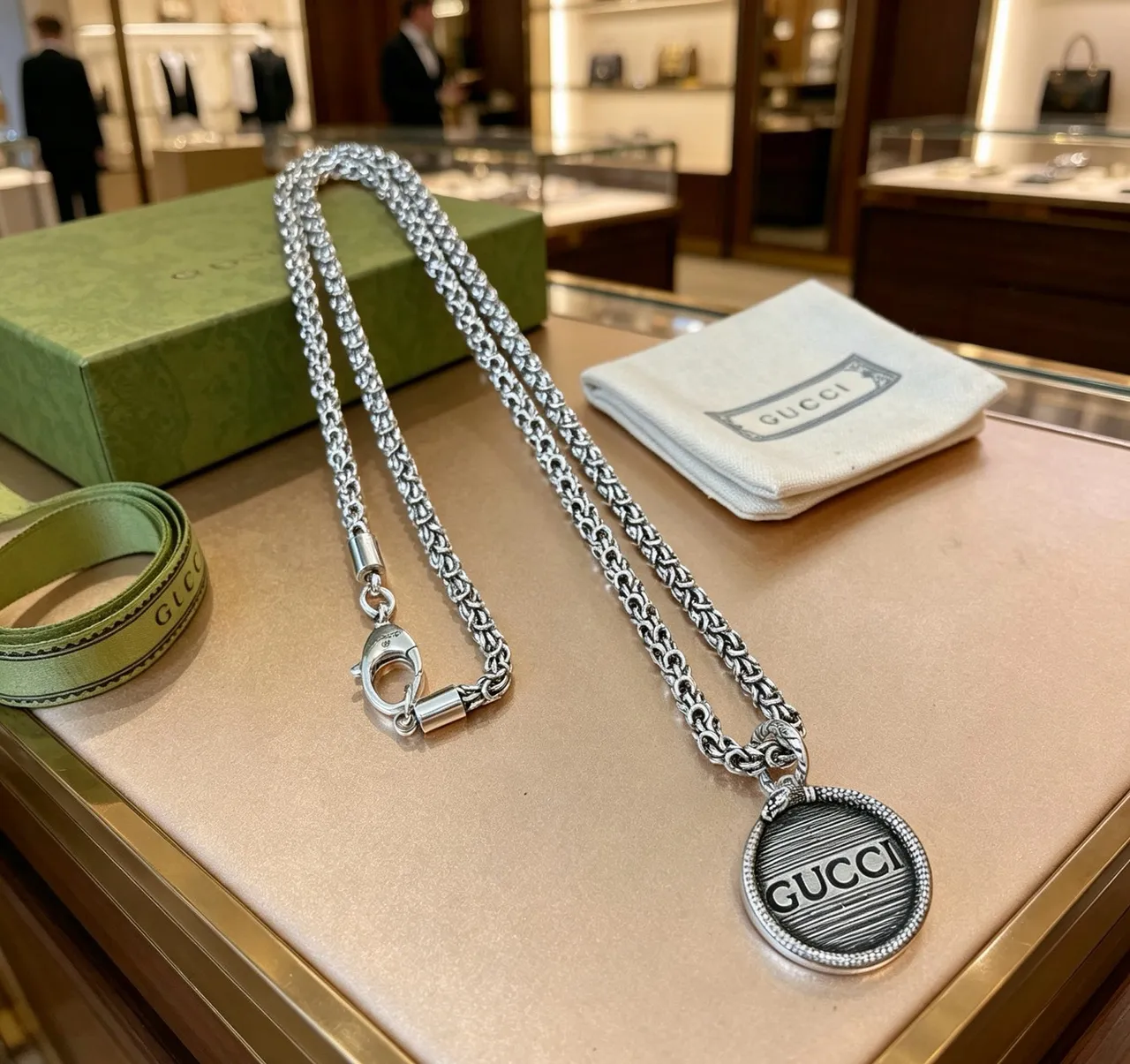 قلادة Gucci سلفر بيزنطين لينك سلسلة دائرية منحوتة ميداليون 3
