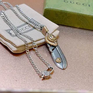 Gucci সিলভার গোল্ড টু-টোন মেটাল ফেদার পেন্ডেন্ট নেকলেস
