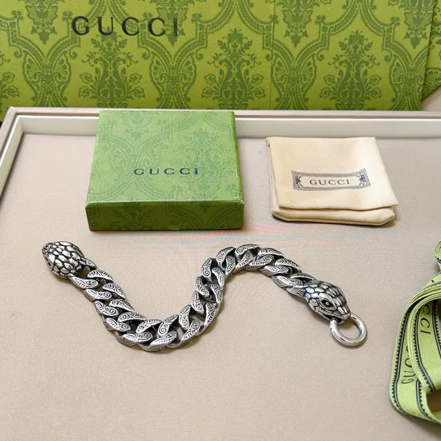 Gucci রূপালী সাপের মাথার টার্মিনাল অলংকৃত পাতাশ্রী খোদাই করা কার্ব লিংক ব্রেসলেট 6