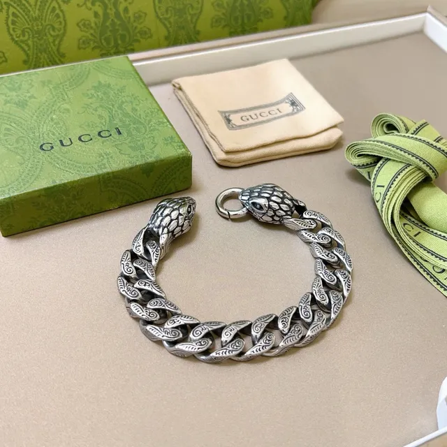 Gucci রূপালী সাপের মাথার টার্মিনাল অলংকৃত পাতাশ্রী খোদাই করা কার্ব লিংক ব্রেসলেট 9