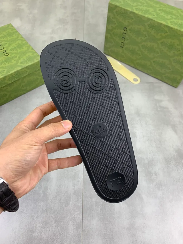 Gucci Slide Preto e Marrom Escuro com GG Monogram embossado 2