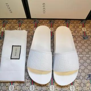 Gucci 白色压花 GG Monogram 拖鞋