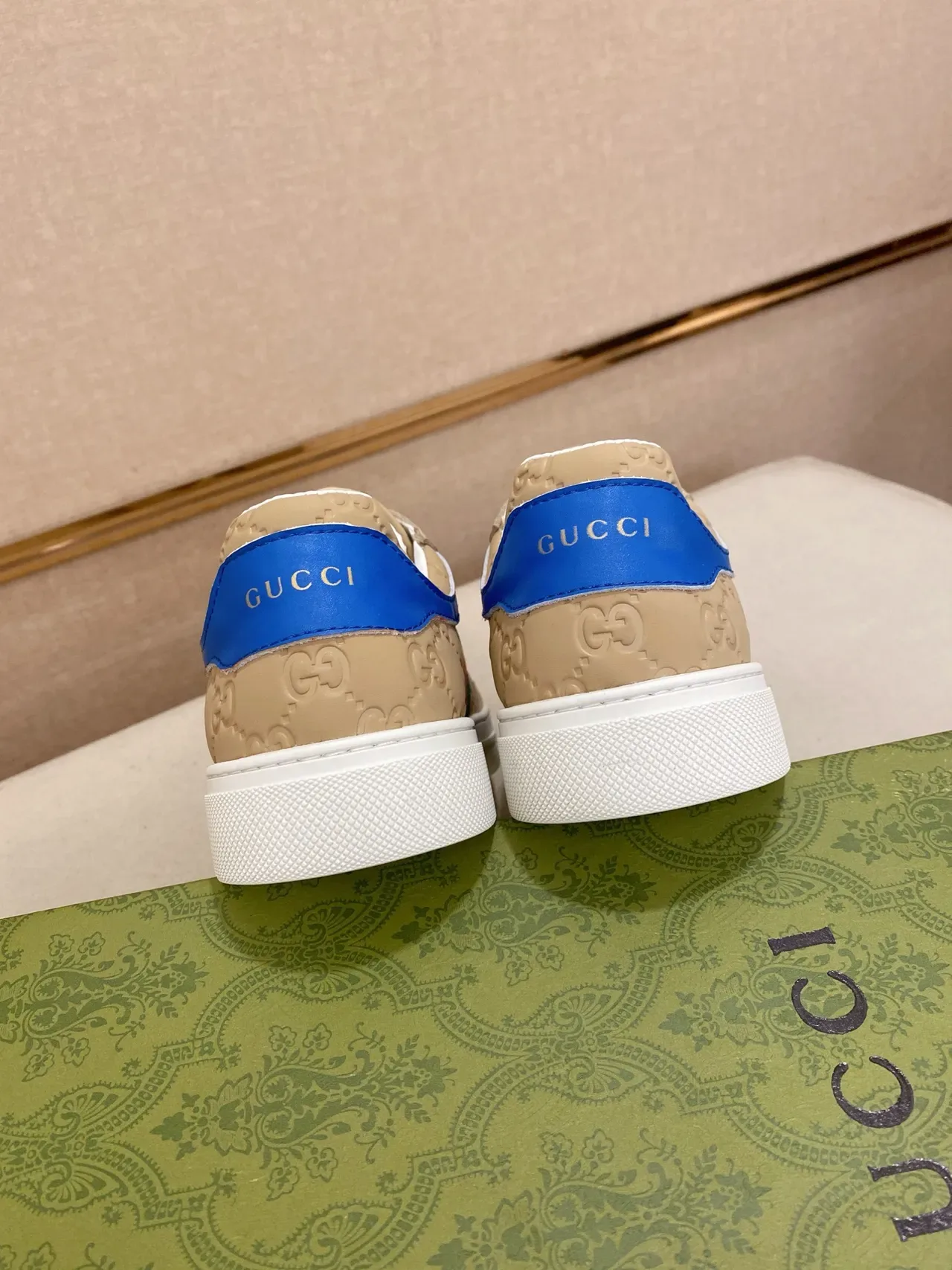 Tênis Gucci Tennis 1977 Beige GG Monogram Web Stripe Lifestyle 3