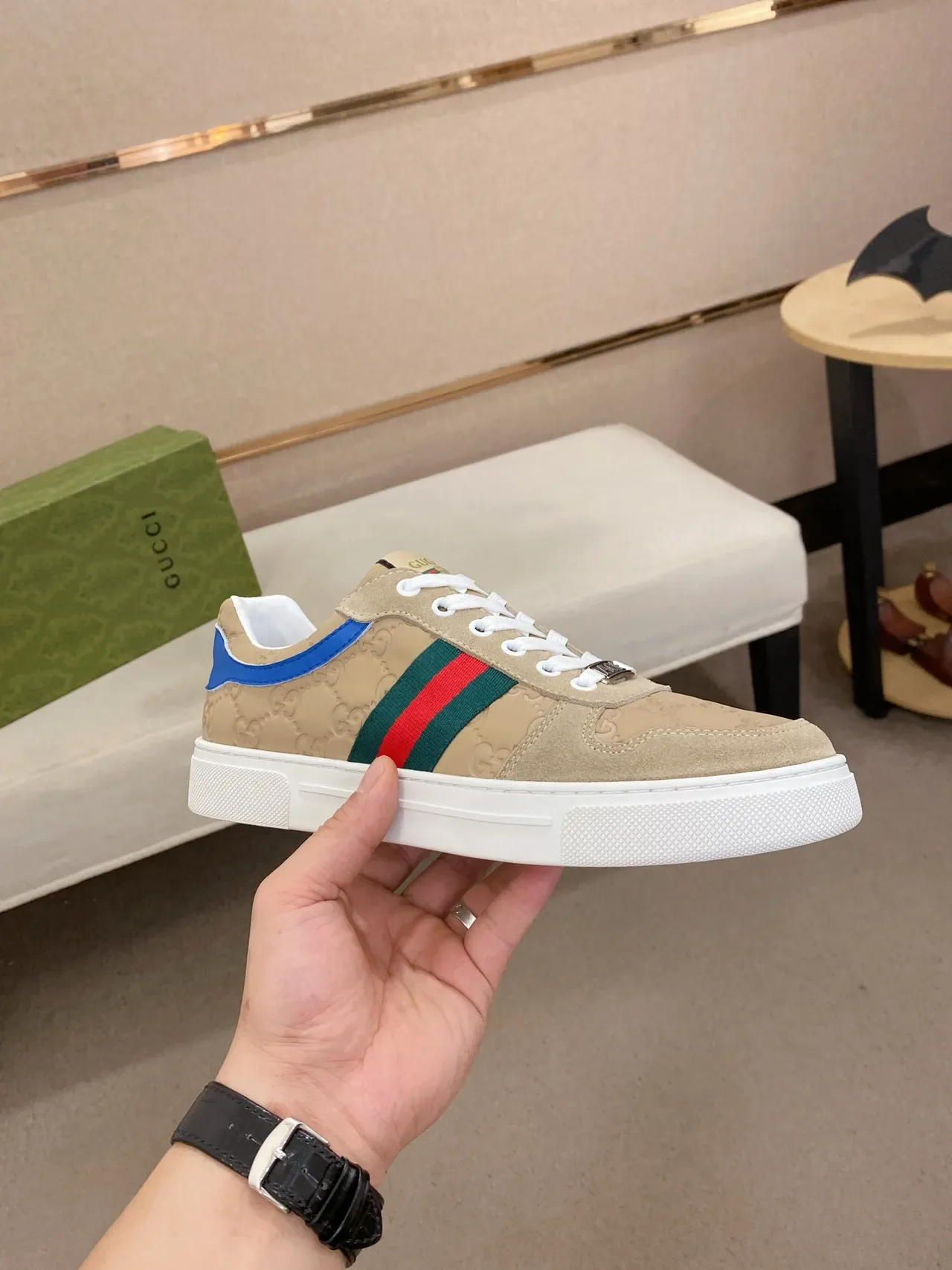 Tênis Gucci Tennis 1977 Beige GG Monogram Web Stripe Lifestyle 4