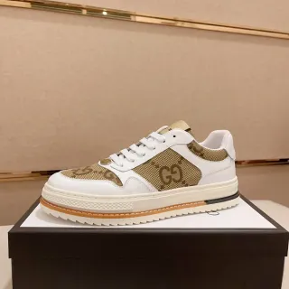 Gucci Tennis 1977 白和米色 GG Monogram 生活方式运动鞋