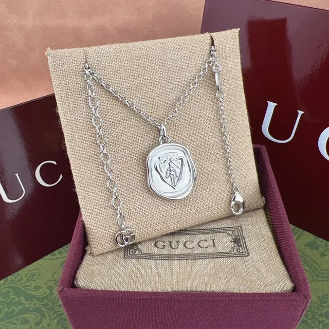 Gucci মোমের সিল পেন্ডেন্ট গোল্ড-টোন নেকলেস 6