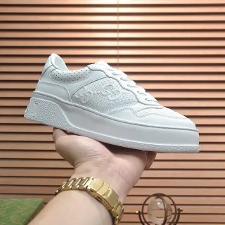 Gucci zapatillas lifestyle blancas con upper de cuero perforado embossed interlocking G logo