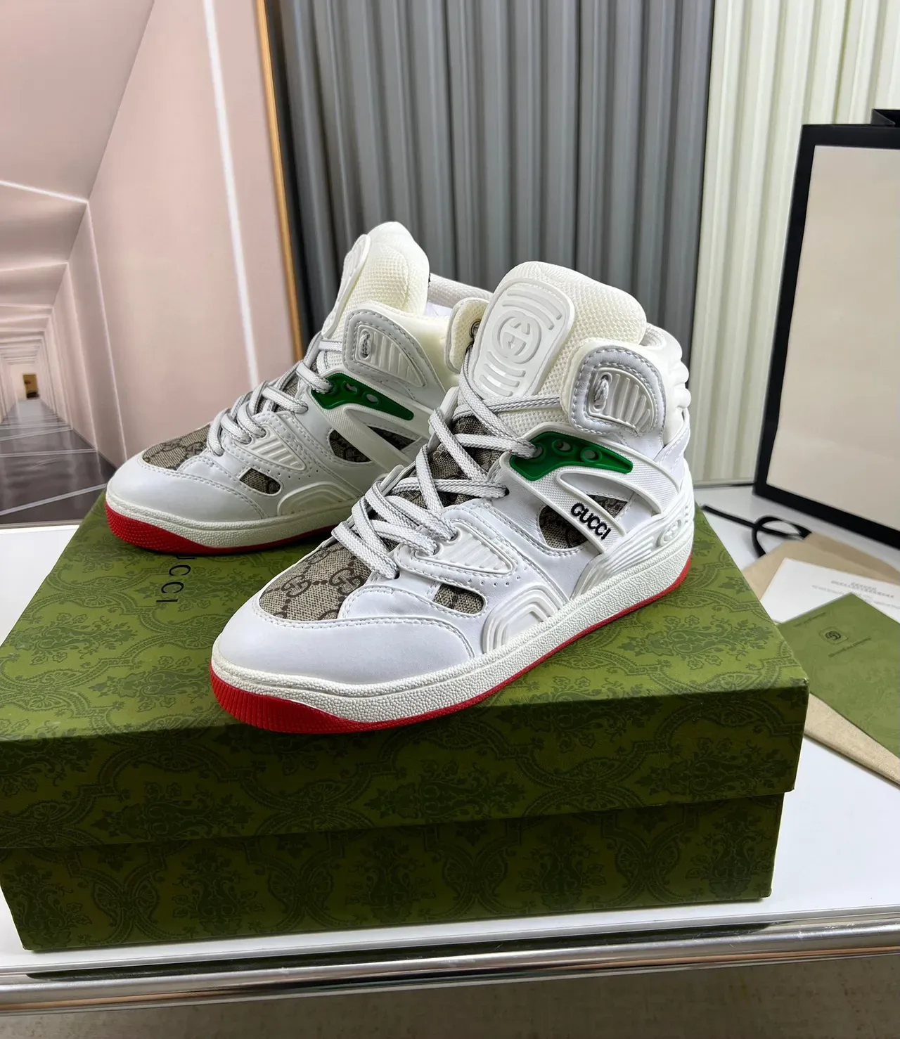 Gucci أحذية رياضية حياة أبيض وأحمر عالية مع طبقات متداخلة اصطناعية 9