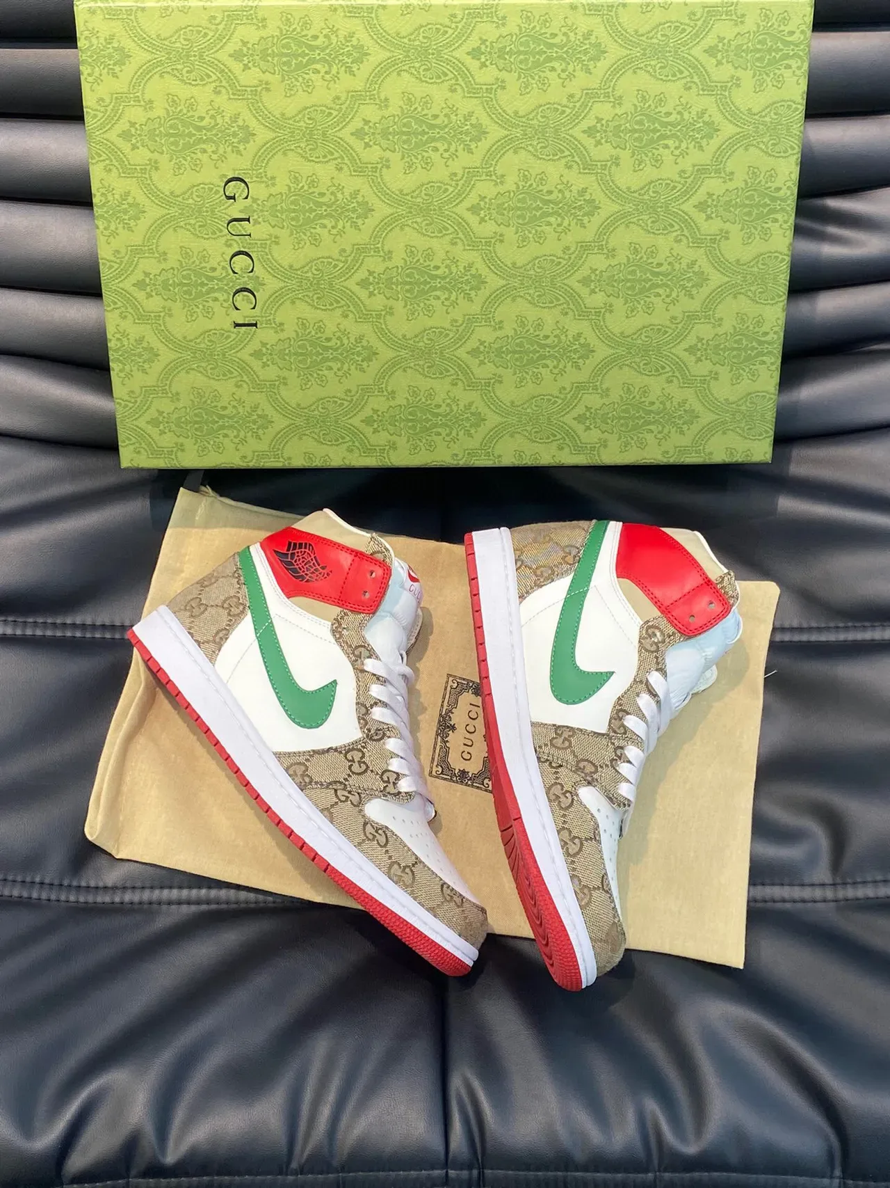 Gucci x Nike Air Jordan 1 Monogram Canvas Verde Vermelho Branco Tênis Lifestyle 4