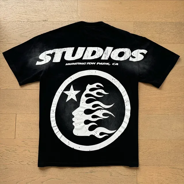 Camiseta preta Hellstar com estampa gráfica motivo de chamas 4