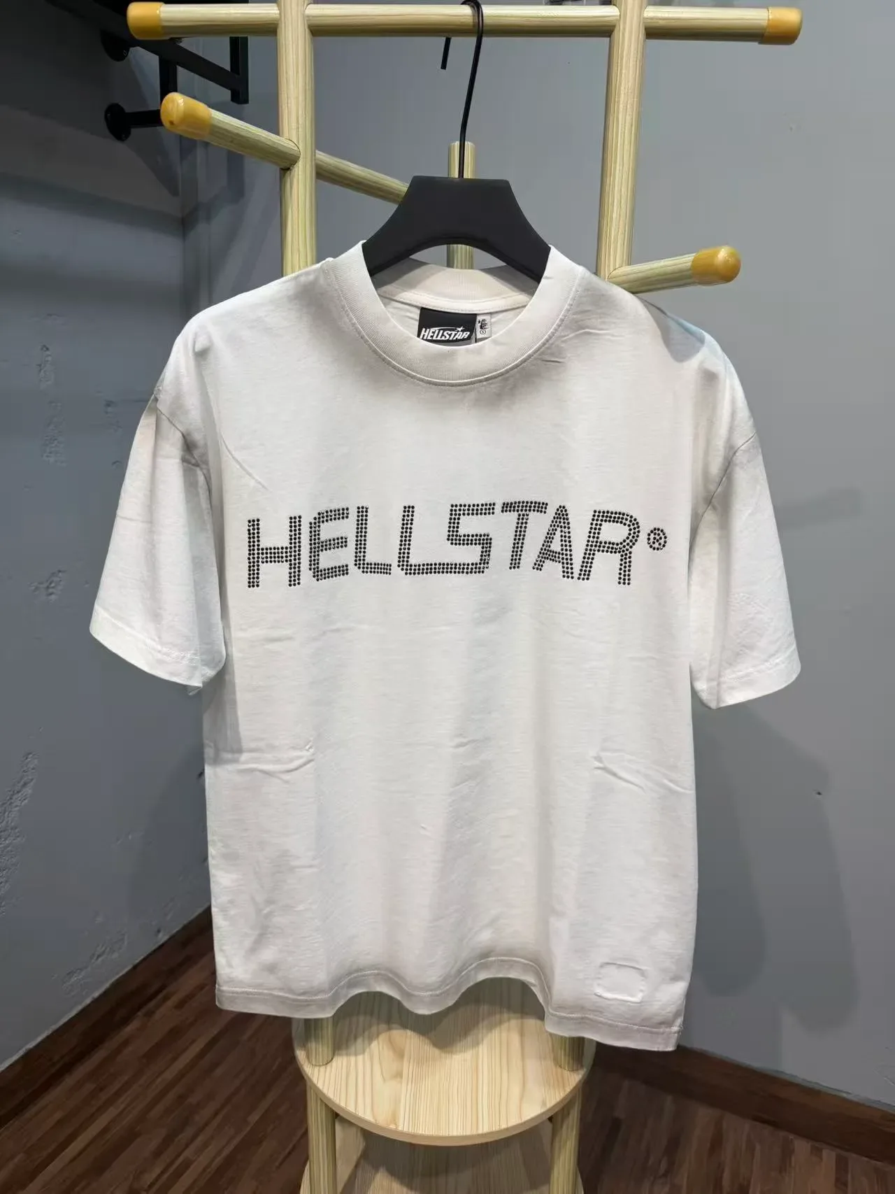 Camiseta oversized Hellstar gola redonda com logo de strass 3