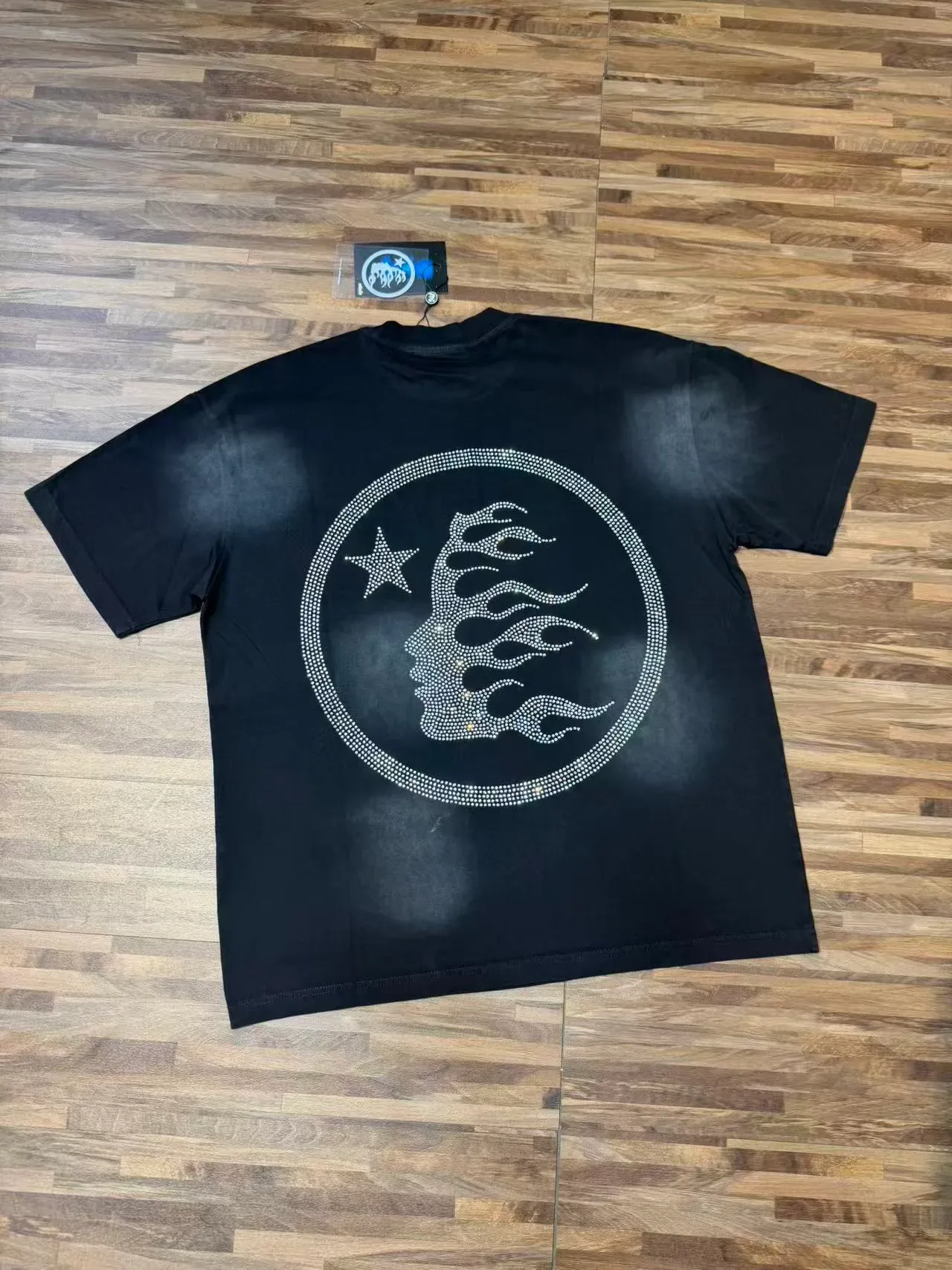 Camiseta oversized Hellstar gola redonda com logo de strass 9