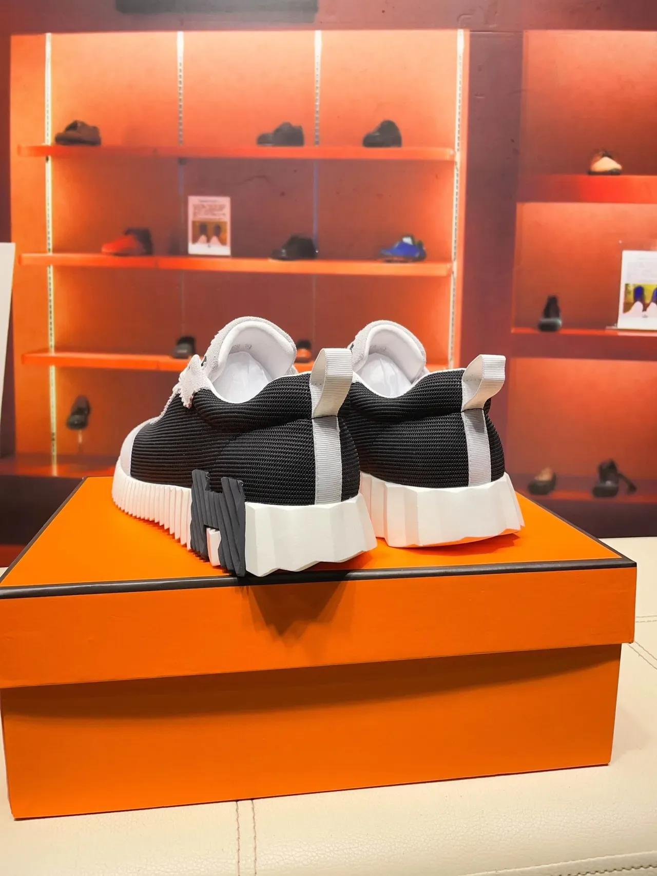 Hermès 黑色灰色雕塑带脊中底网面鞋面生活方式运动鞋 2