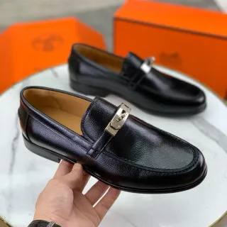 Hermès 黑色银色纹理皮革金属扣环乐福鞋