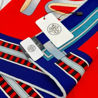 Hermès ग्राफिक प्रिंट सिल्क स्कार्फ