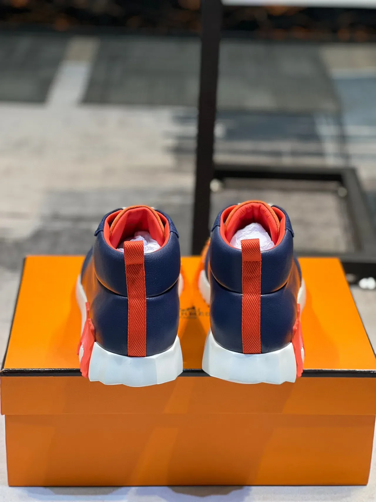 Hermès H Midsole Accent Navy y Orange Sneaker Lifestyle 2
