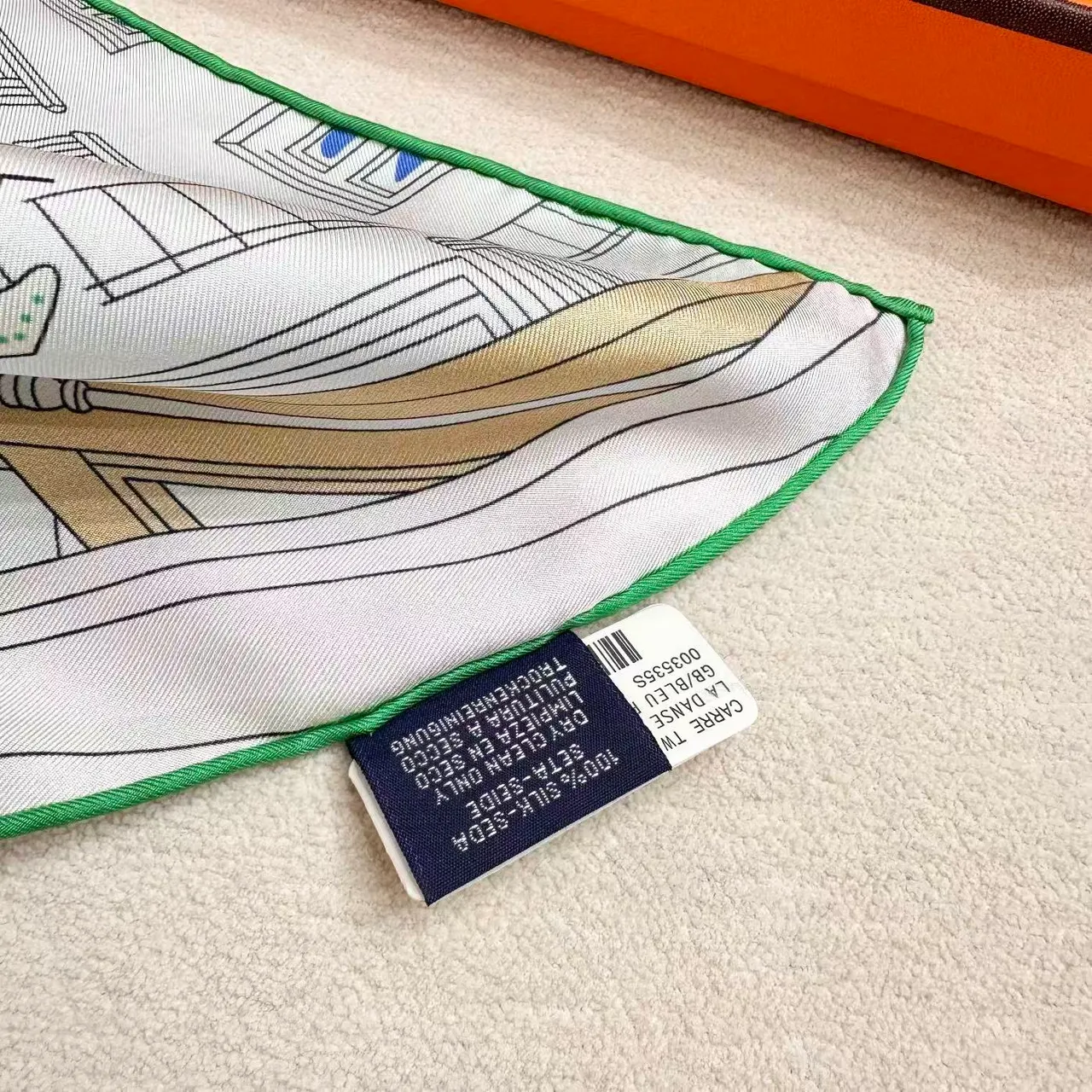 Hermès Hermès Scope 室内场景插图丝绸围巾 2