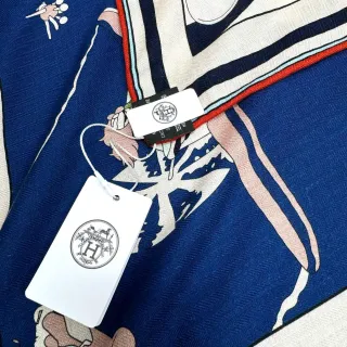 Hermès Motif de Dessin Animé Illustré en Bleu Marine et Crème Écharpe de Soie