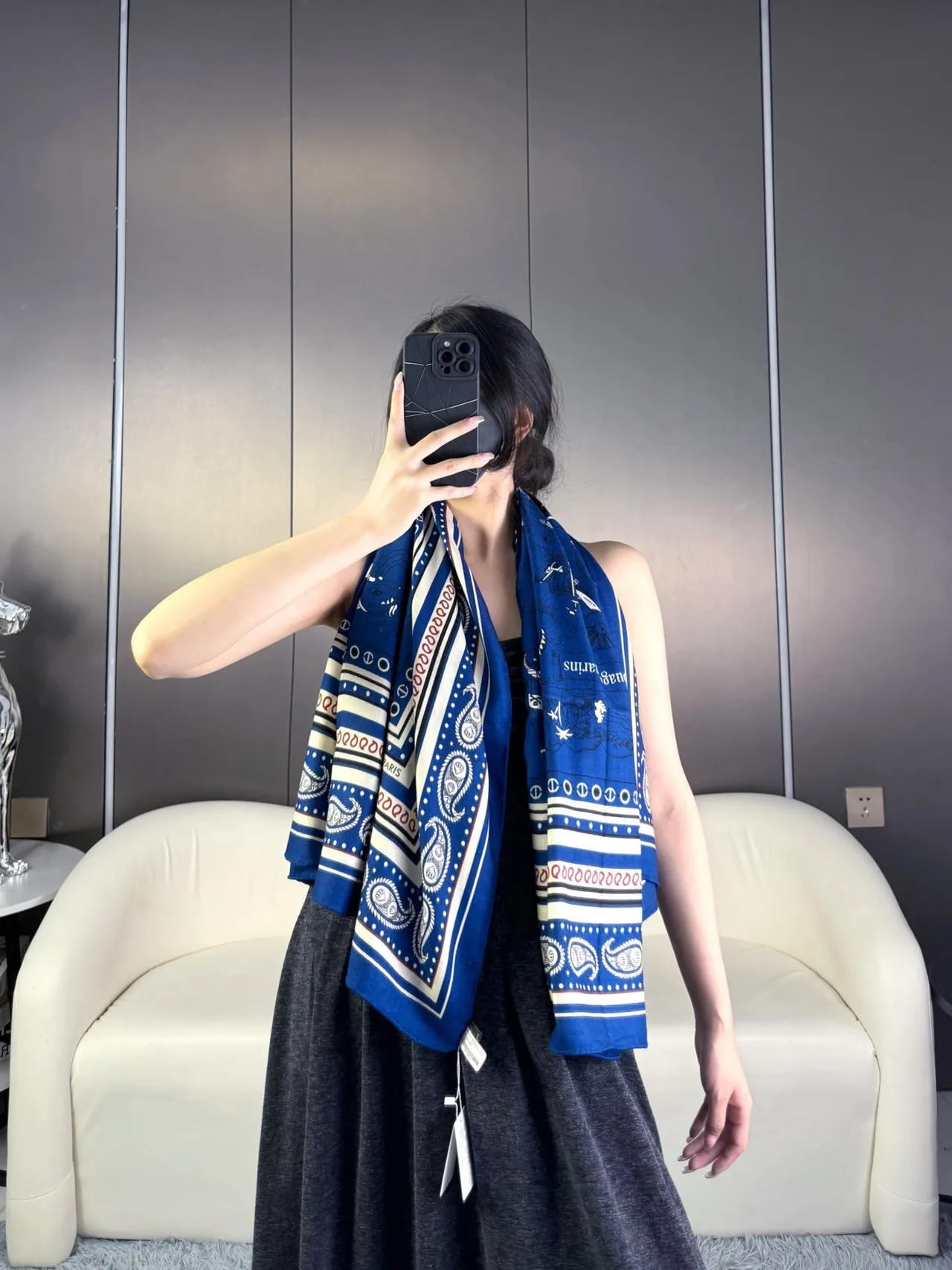 Hermès Navy et Cream Écharpe de Soie à Bord Imprimé 2