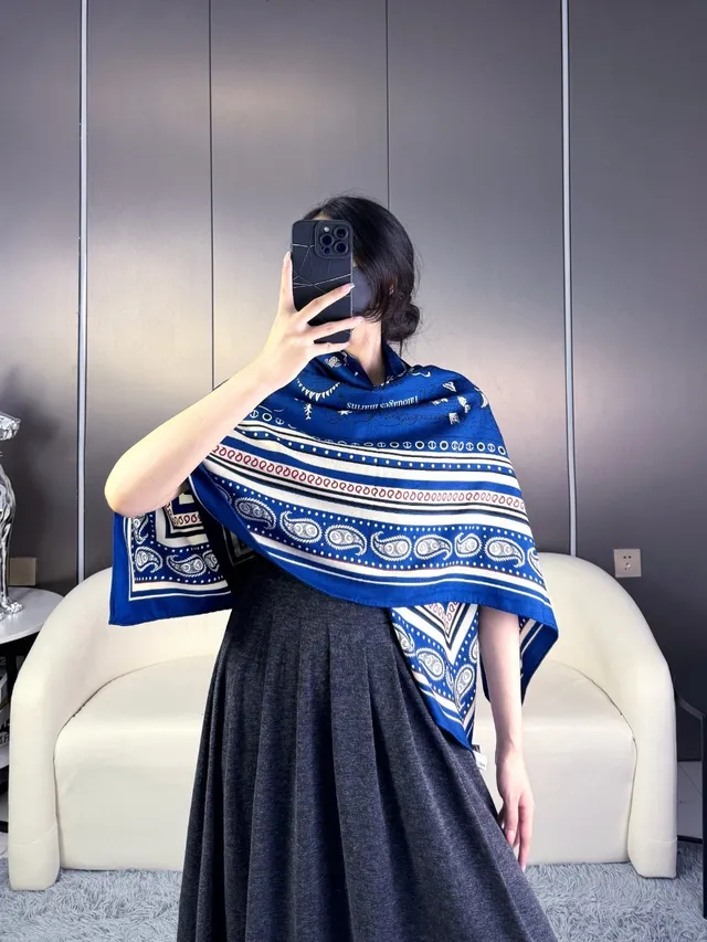 Hermès Navy et Cream Écharpe de Soie à Bord Imprimé 3