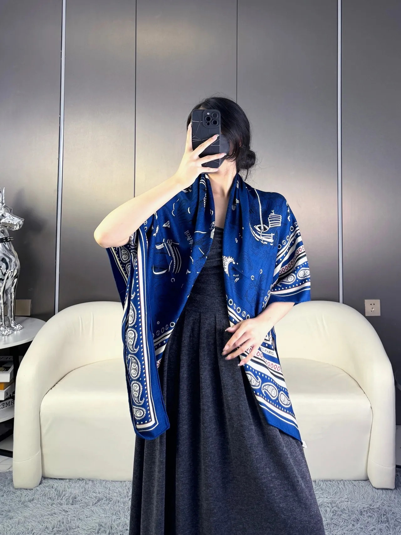 Hermès Navy et Cream Écharpe de Soie à Bord Imprimé 4