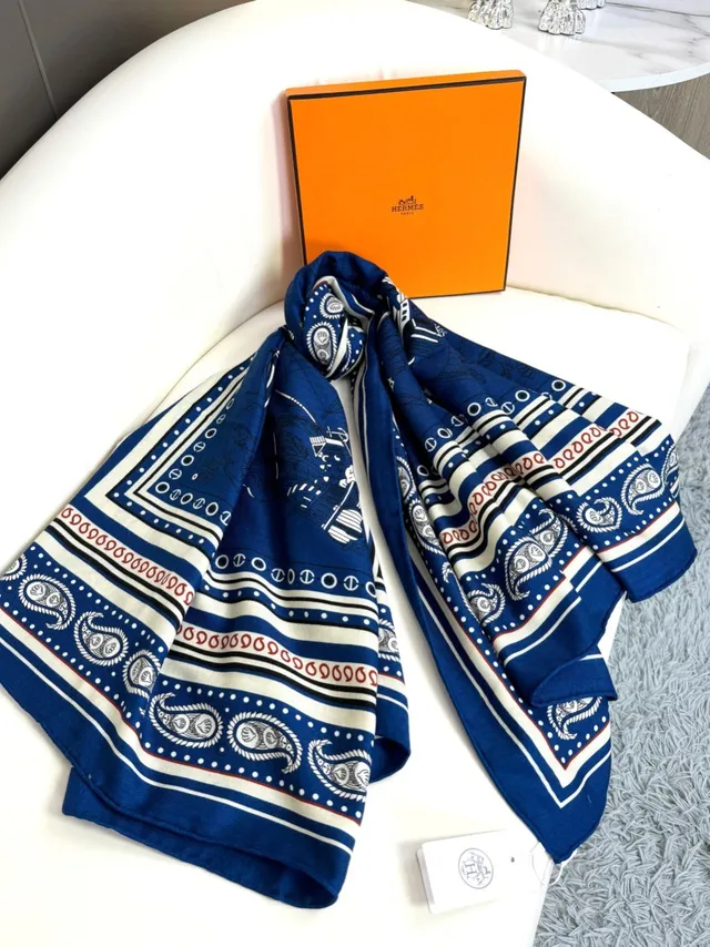 Hermès Navy et Cream Écharpe de Soie à Bord Imprimé 7