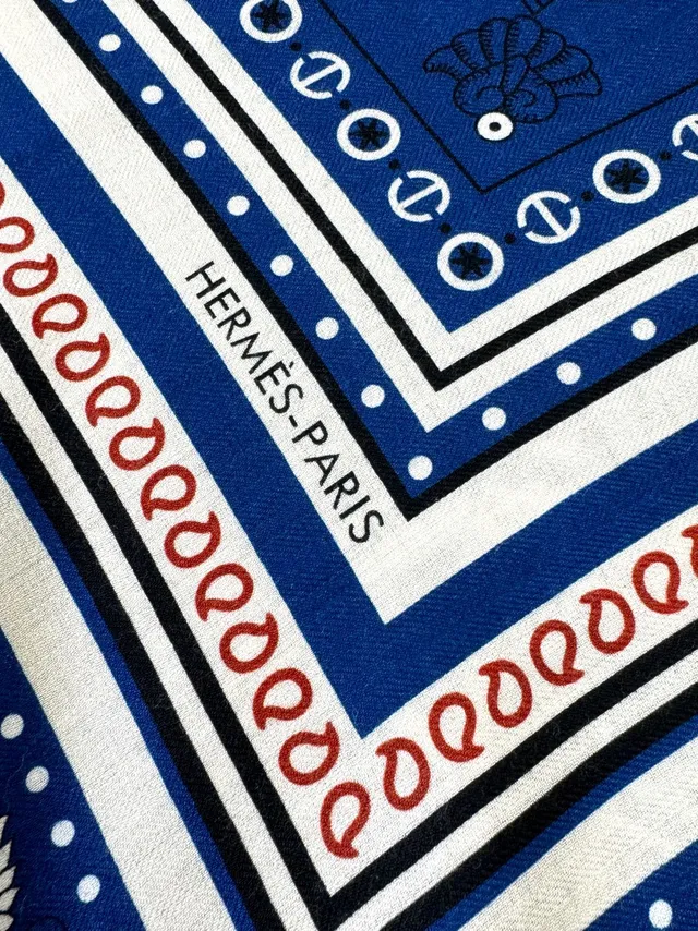 Hermès Navy et Cream Écharpe de Soie à Bord Imprimé 9