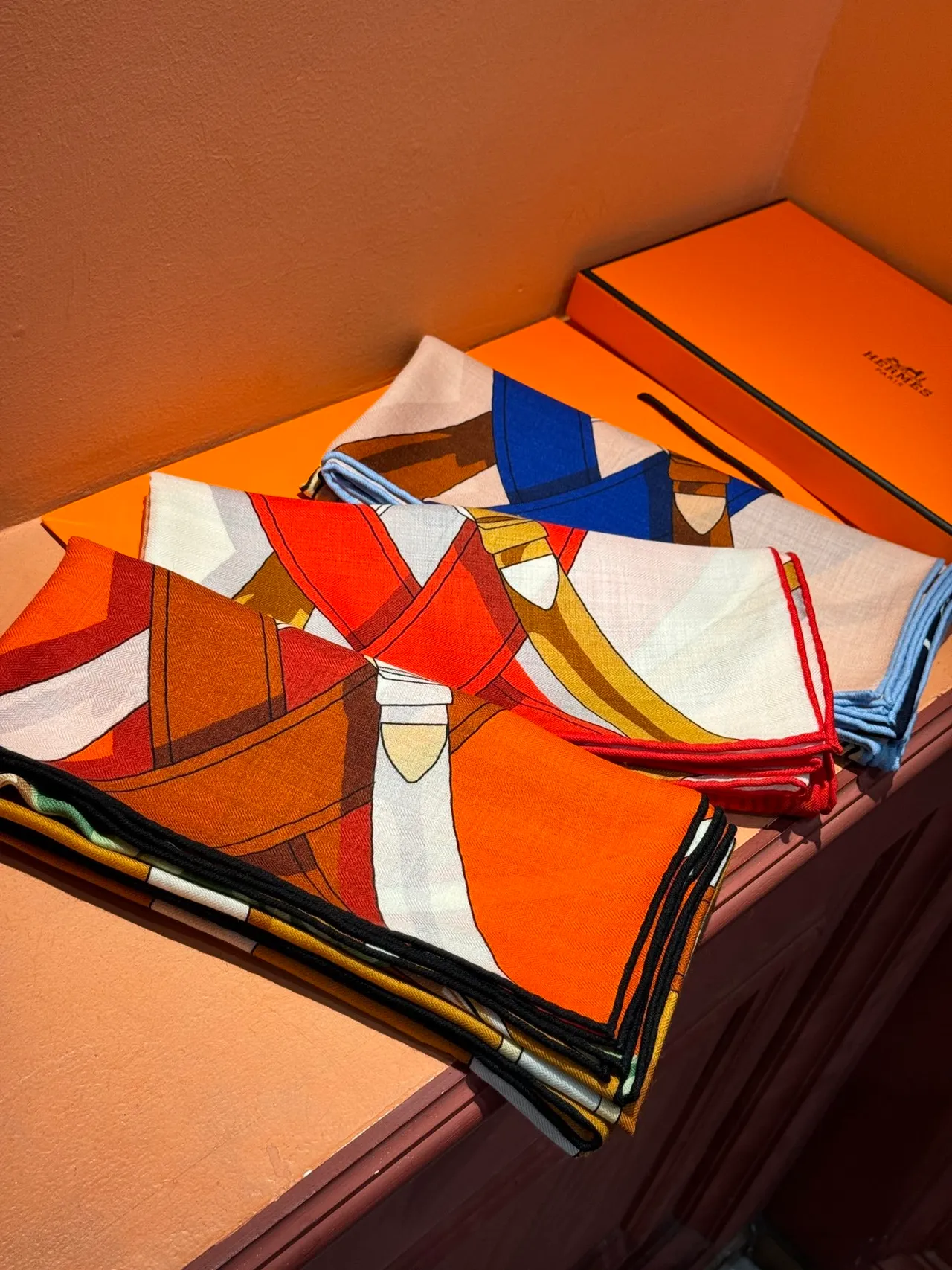 Hermès Bleu Marine Beige Imprimé Équestre Motifs Floraux Écharpe en Soie 5