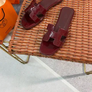 Hermès Oran Chinelos de couro patentado bordeaux