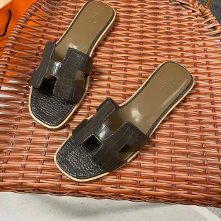 Hermès Oran H-Strap Croc-Embossed Sandálias Marrom