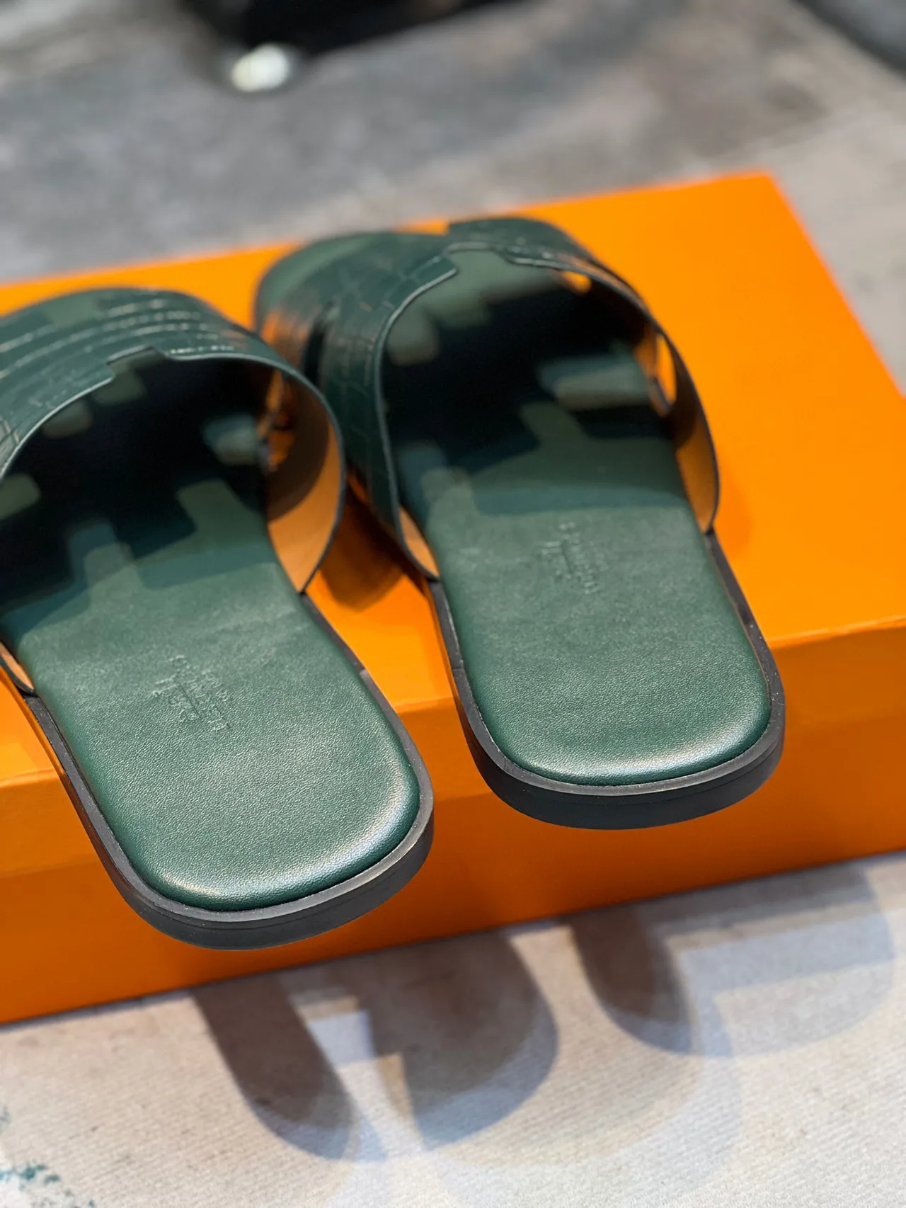 Hermès Oran Slide Sandales Vertes en Cuir Crocodile Embossé 2