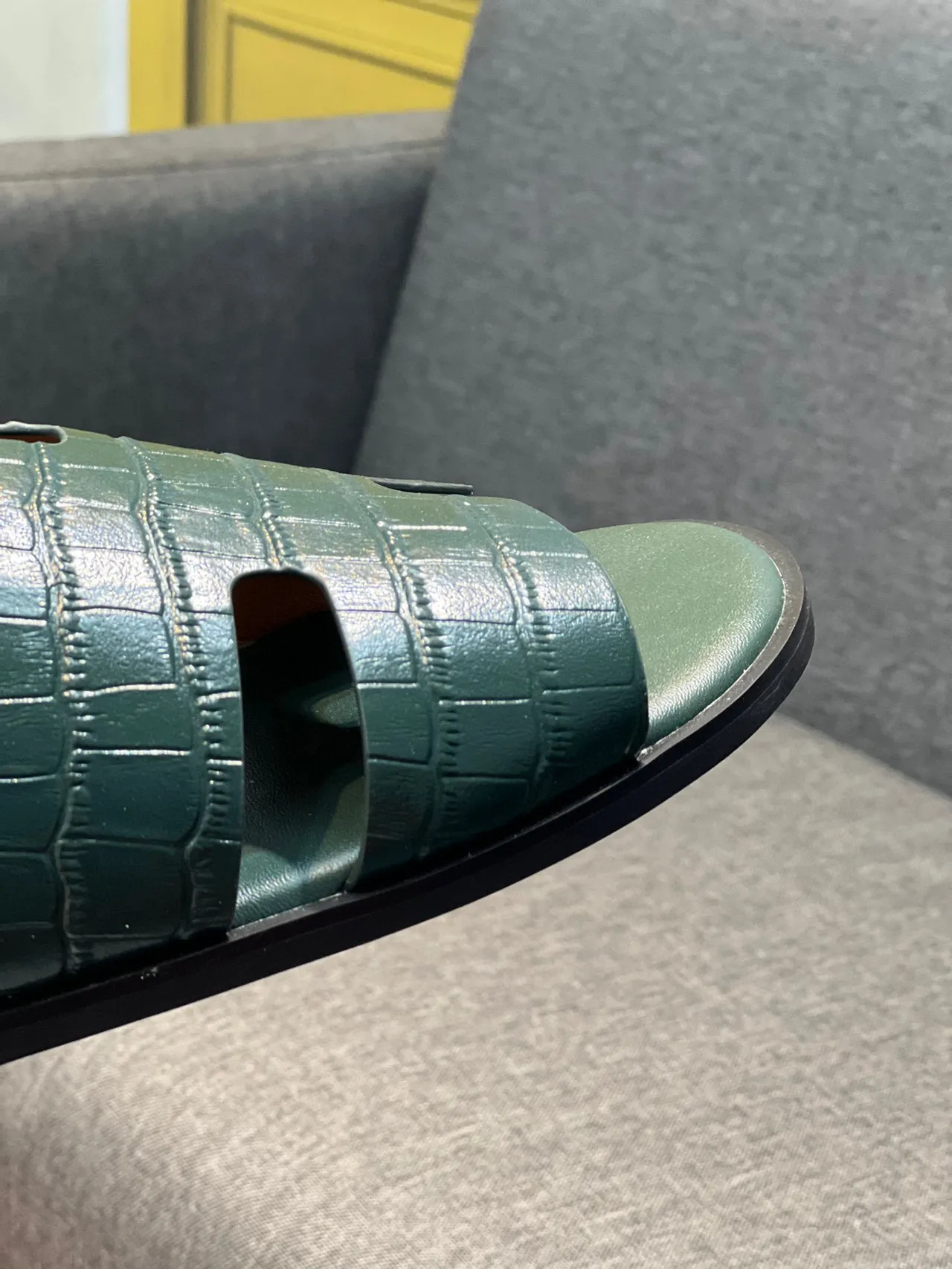 Hermès Oran Slide Sandales Vertes en Cuir Crocodile Embossé 3