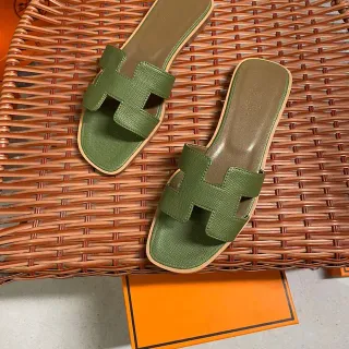 Hermès Oran Slide Sandália de Couro Texturizado Verde Oliva