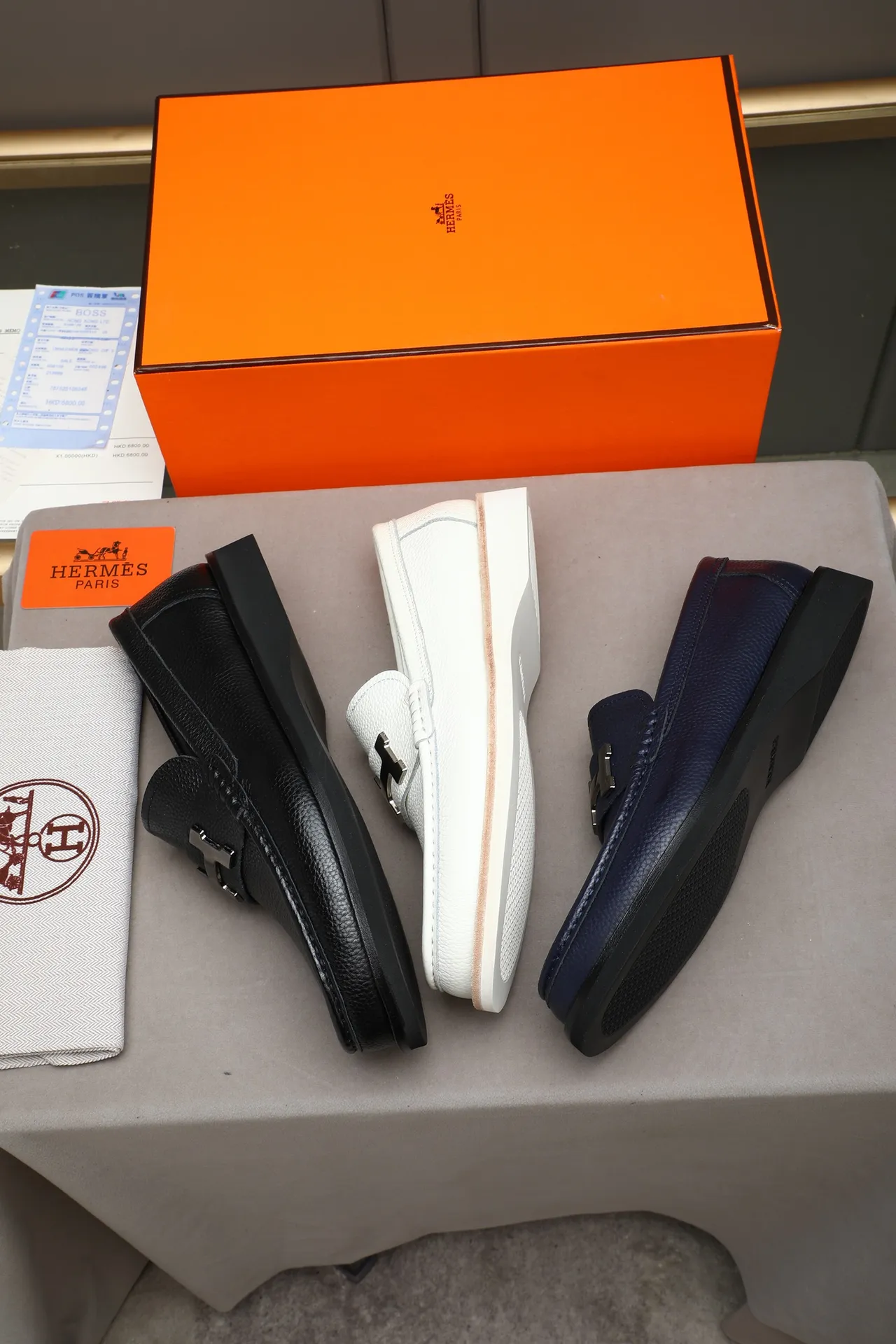Hermès Oran blanco cuero granulado H-Buckle Loafer 2