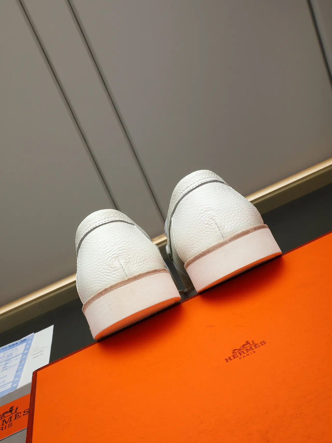 Hermès Oran blanco cuero granulado H-Buckle Loafer 5
