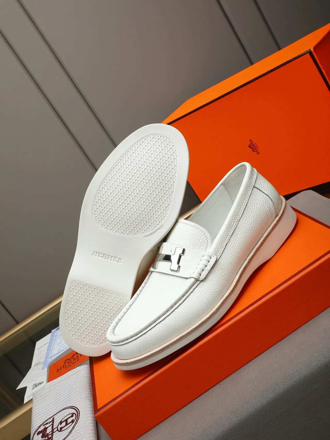 Hermès Oran blanco cuero granulado H-Buckle Loafer 4