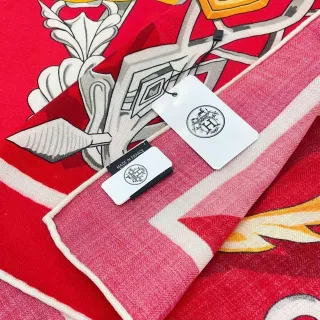 Hermès লাল গোলাপি সাহসী গ্রাফিক প্রিন্ট হেরাল্ডিক মোটিফ সিল্ক স্কার্ফ
